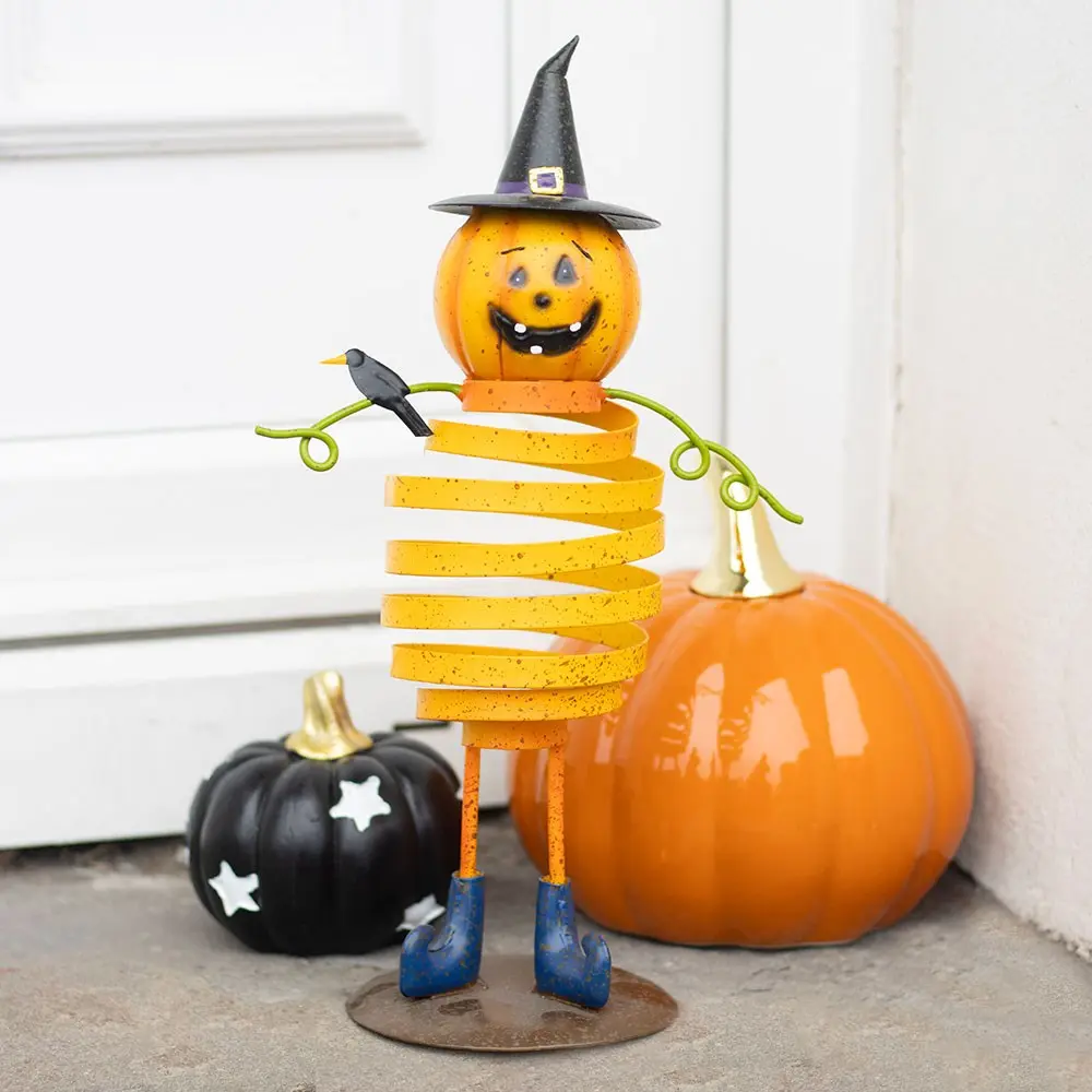 Ornament decorativ metalic omuleț dovleac portocaliu cu corp arcuit pentru Halloween