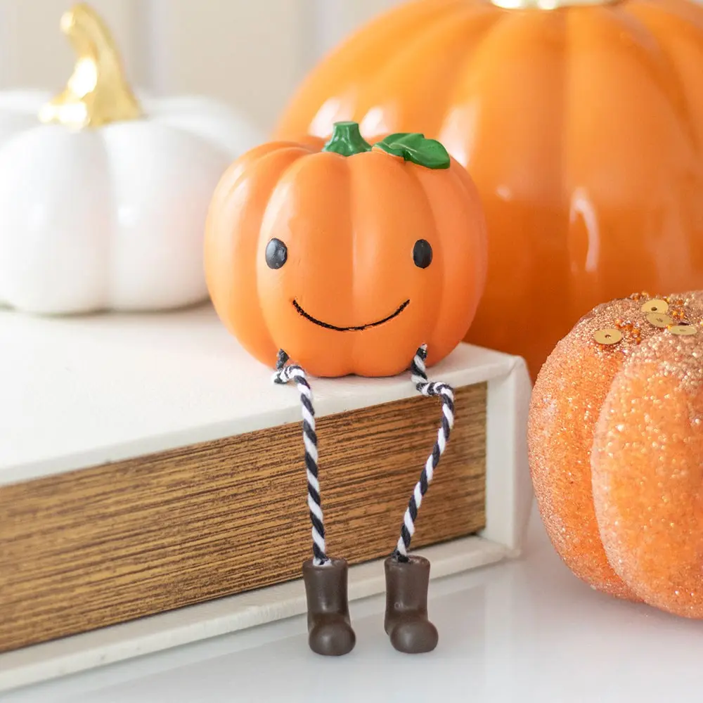 Ornament decorativ dovleac zâmbitor cu picioare lăsate pentru Halloween