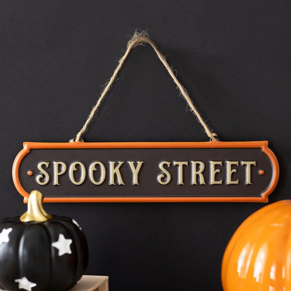 Decoratiune de perete din metal suspendat Strada bântuită