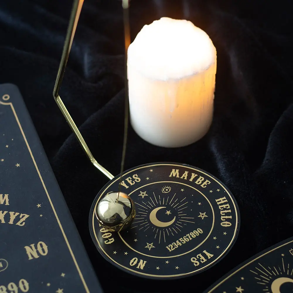 Dispozitiv metalic cu pendul și design de tablă ouija pentru luarea deciziilor gotice