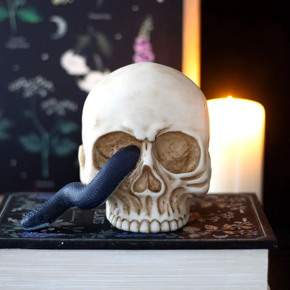 Ornament în formă de craniu cu șarpe pentru Halloween
