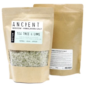 Revitalizează-ți corpul și eliberează-ți simțurile cu acest amestec special creat ca o veritabilă sare pentru detoxifierea pielii. Infuzat cu uleiuri pure de arbore de ceai și limetă caldă, acest amestec premium bazat pe sare din Himalaya acționează ca o sare de baie purificatoare excelentă pentru îndepărtarea impurităților și stimularea regenerării celulare.