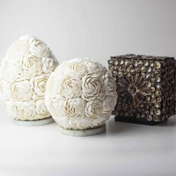 Lampă Boho din Scoici - Glob Trandafir - 15cm