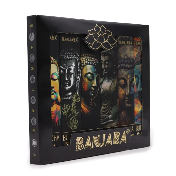 bG9jYWw6Ly9tZWRpYS8xSy80Qy82MFIzMEMxSDc0U0s0QzFLLzIzNTQxMmM4LmpwZWc Banjara Buddha - Pachet Cadou cu 6 Pachete de Bețișoare Parfumate