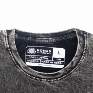 Nomad Sari tricou din bumbac stonewashed - Compasul vieții - Gri cărbune - Mare