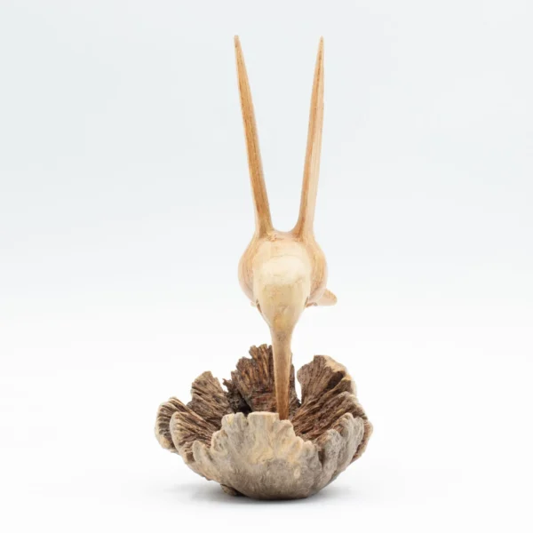 bG9jYWw6Ly9tZWRpYS8xUS8wRS82MFIzMEMxSjZDU0swRTFRL2I1YmEzNWEyLmpwZw Sculptură în lemn parazit realizată manual - Colibri care bea nectarul