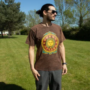 Tricou Nomad Sari din Bumbac cu Aspect Stonewashed – Soare și Zodiac – Maro – Mic