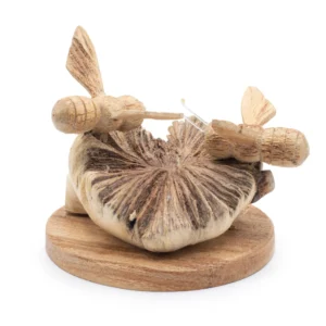 Sculptură Decorativă din Lemn Parazit – Albine în Acțiune